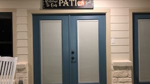 Eine blaue Doppeltür mit einem Schild darüber, auf dem „Willkommen bei Our PATI“ steht.