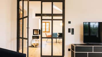 Smart TV, chimenea, tenis de mesa y libros