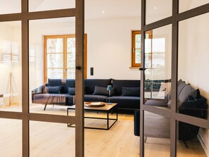 Téléviseur connecté, foyer, table de ping-pong, livres