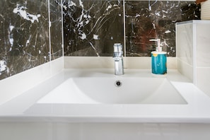 Shower, towels, soap, toilet paper - CITY CENTRE and close to the beach; 3 bedroom apartment newly renovated.  (Dieppe)