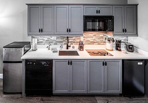 Fridge, microwave, stovetop, dishwasher - Heated Pool Hot Tubs Sauna Gym Patio Mtn Front Appalachian @ Mtn Creek #118 (Vernon)