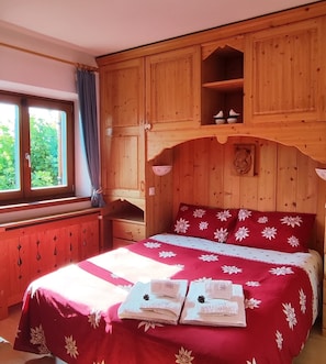 2 Schlafzimmer, Schreibtisch, Bügeleisen/Bügelbrett, kostenloses WLAN