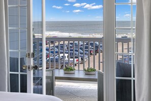 Interior - Book 4 Nights in November & Get 5th Night Free!!! (Folly Beach)