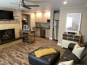 Smart-tv, eldstad och en stereo