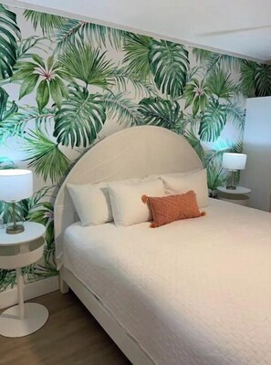 1 habitación, tabla de planchar con plancha y cuna de viaje