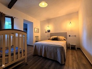 4 chambres, bureau, fer et planche à repasser, lit parapluie