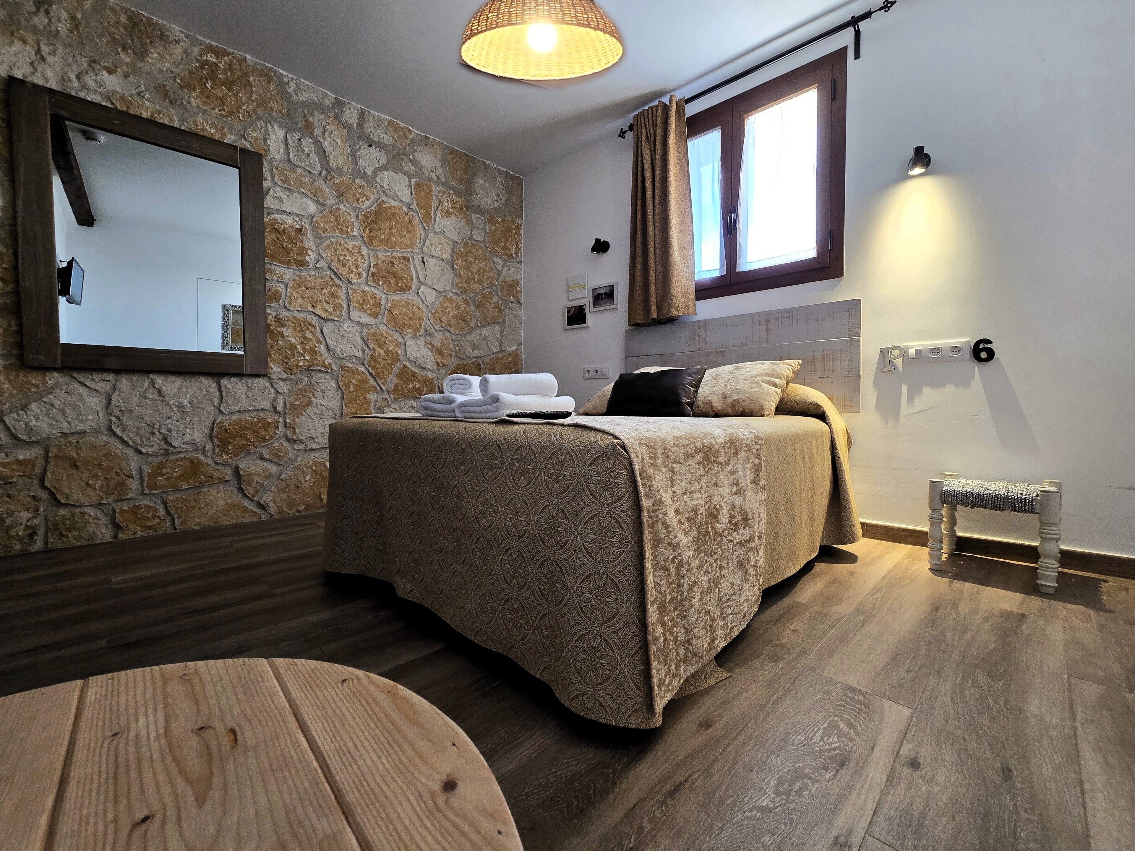 4 chambres, bureau, fer et planche à repasser, lit parapluie