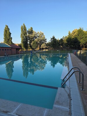 Pool - 1h from Madrid fireplace, bbc PRIVATE bathroom in BEDROOMS Casita Entre Acebedas (Segovia)