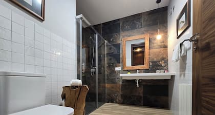 1h from Madrid fireplace, bbc PRIVATE bathroom in BEDROOMS Casita Entre Acebedas