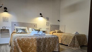 4 soverom, skrivebord, strykejern/-brett og reiseseng for barn