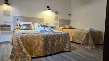 4 quartos, escrivaninha, ferros/tábuas de passar roupa, berço de viagem