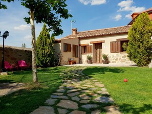 Exterior - 1h from Madrid fireplace, bbc PRIVATE bathroom in BEDROOMS Casita Entre Acebedas (Segovia)