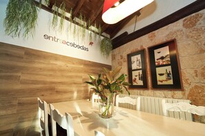 Dining - 1h from Madrid fireplace, bbc PRIVATE bathroom in BEDROOMS Casita Entre Acebedas (Segovia)