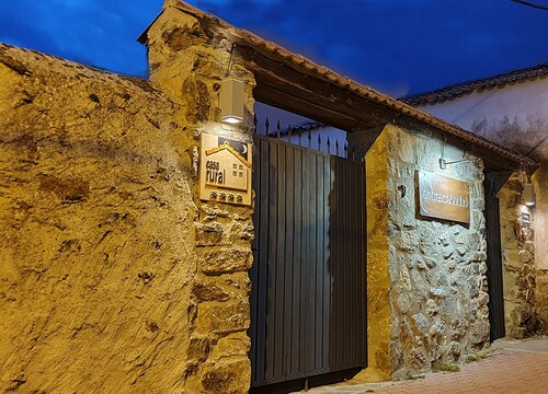 1h from Madrid fireplace, bbc PRIVATE bathroom in BEDROOMS Casita Entre Acebedas