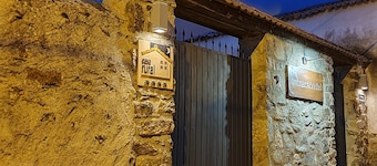 1h from Madrid fireplace, bbc PRIVATE bathroom in BEDROOMS Casita Entre Acebedas