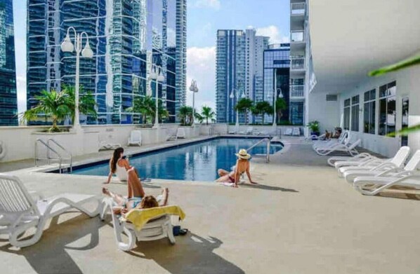 Pool - The Club 2322 · Amazing cozy Condo in Brickell Miami (Miami)