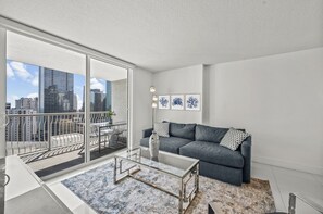 TV - The Club 3305 · *High Floor Superb Unit In the Heart Of Brickell* (Miami)