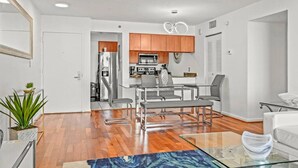 Un apartamento moderno con comedor, cocina y sala de estar.