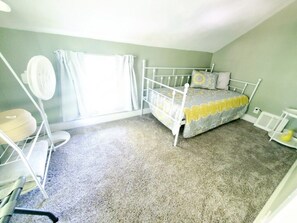 3 chambres, fer et planche à repasser, Wi-Fi, draps fournis