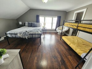 3 bedrooms, iron/ironing board, WiFi, bed sheets