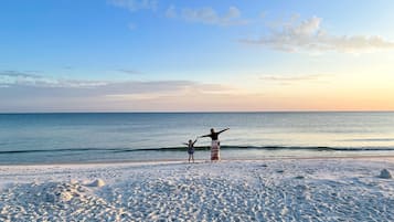 På stranden, vit sandstrand och gratis transport till/från stranden