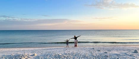 Aan het strand, wit zand, een gratis shuttleservice van/naar het strand