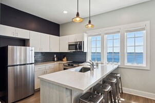 Luksus-hytte - 3 soveværelser - 2 badeværelser - søudsigt | Privat køkken | Køleskab/fryser i fuld størrelse, mikrobølgeovn, ovn, kogeplade