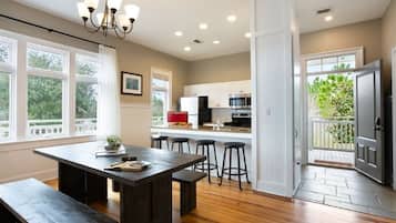 Full-sized fridge, microwave, oven, stovetop