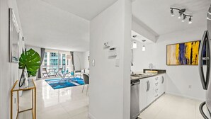 A modern apartment with a kitchen, dining area, and living room. - Splendid Unit with Parking in Brickell Miami (Miami)