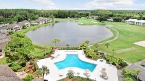 Un complexe hôtelier doté d ’un grand lac central, d’une piscine et entouré de verdure.