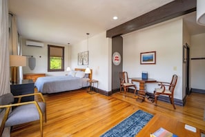 7 bedrooms, desk, iron/ironing board, travel cot