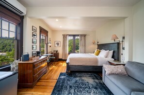 7 bedrooms, desk, iron/ironing board, travel crib - Rent the Entire Historic Inn in Downtown Marshall (Marshall)