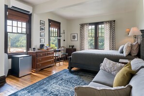 7 bedrooms, desk, iron/ironing board, travel cot