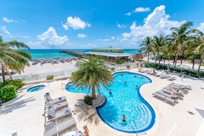 Utendørsbasseng og et oppvarmet basseng