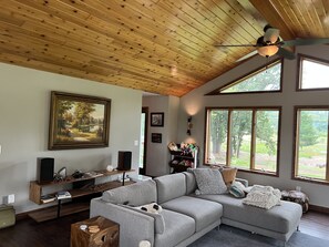 Smart TV, fireplace, books, stereo - Private River Cabin (Somerset)