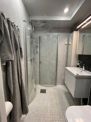 Suihku, hiustenkuivaaja, pyyhkeet, saippua