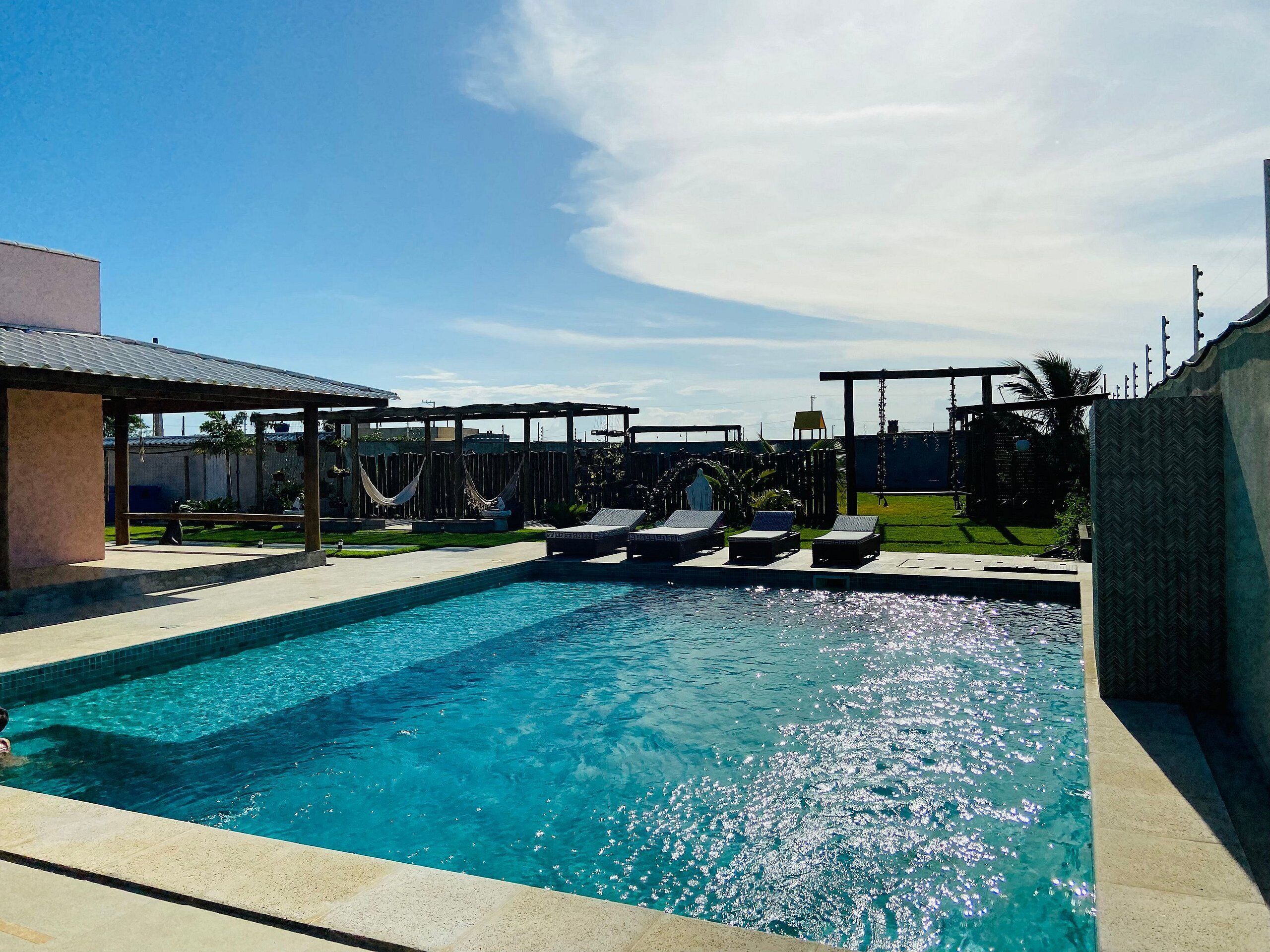Una piscina techada, una piscina al aire libre