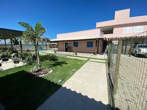 A residential property with a paved driveway, a fenced yard, and a pool. - Casa Marataizes (Marataizes)