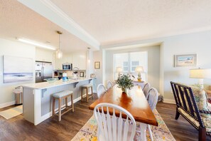 Dining - Dreamy coastal gem with Gulf views, easy beach access, pool, hot tub, sauna & AC (Mexico Beach)