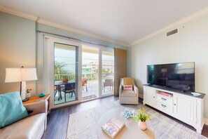 TV, books - Dreamy coastal gem with Gulf views, easy beach access, pool, hot tub, sauna & AC (Mexico Beach)