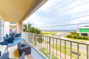 Outdoor dining - Dreamy coastal gem with Gulf views, easy beach access, pool, hot tub, sauna & AC (Mexico Beach)