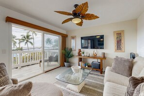 TV - Ocean view, 2nd-floor condo with lanai, pool, great snorkeling & prime location (Kailua-Kona)