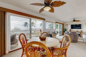 Dining - Ocean view, 2nd-floor condo with lanai, pool, great snorkeling & prime location (Kailua-Kona)