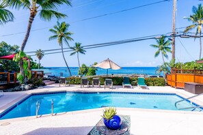 Pool - Ocean view, 2nd-floor condo with lanai, pool, great snorkeling & prime location (Kailua-Kona)
