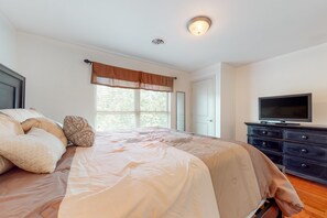 3 多间卧室、熨斗/熨衣板、上网接入、床单