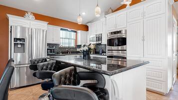 Réfrigérateur, micro-ondes, four, plaque de cuisson