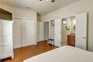 2 bedrooms, iron/ironing board, WiFi, bed sheets - Colorful North Padre townhome with pool, covered patio, AC, & washer/dryer (Corpus Christi)