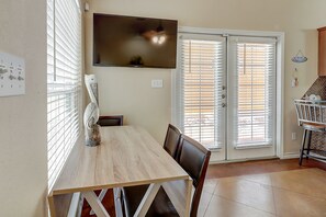 Dining - Colorful North Padre townhome with pool, covered patio, AC, & washer/dryer (Corpus Christi)