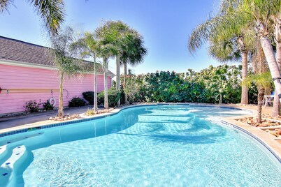 Colorful North Padre townhome with pool, covered patio, AC, & washer/dryer
