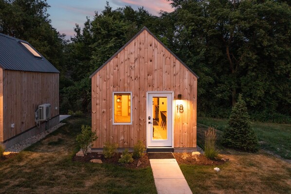 Cabaña, 1 cama de matrimonio grande (Bunkies-The Cut) | Exterior